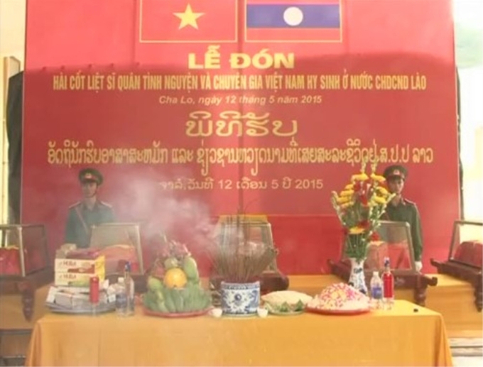 Lễ đón hài cốt liệt sỹ quân tình nguyện và chuyên gia Việt Nam hy sinh tại Lào được tổ chức tại Cửa khẩu quốc tế Cha Lo.